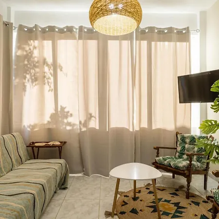 Maisonette With Palms 스투파